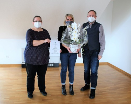 Bild: v. l. Svenja Brauss, Antje Linet und Bürgermeister Dr. Frank Schmidt